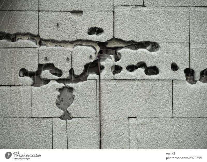 Problemzone Haus Mauer Wand Fassade Dämmplatten Wärmeisolierung Verkleidung kaputt Locher Kunststoff Kunststoffverpackung Schaden Problematik Schwarzweißfoto