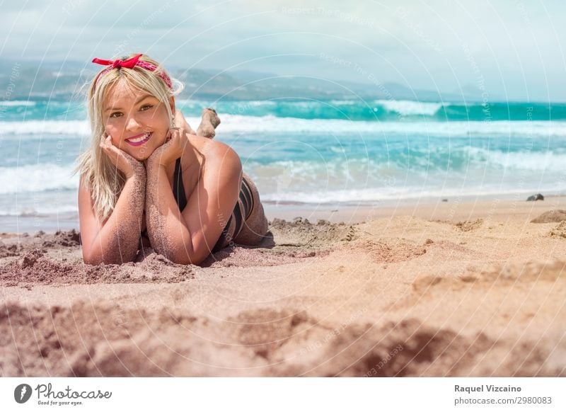 Schöne Frau am Strand Lifestyle exotisch Wellness Tourismus Ausflug Freiheit Sommer Sommerurlaub Meer Erwachsene Kopf Gesicht Arme 1 Mensch 18-30 Jahre