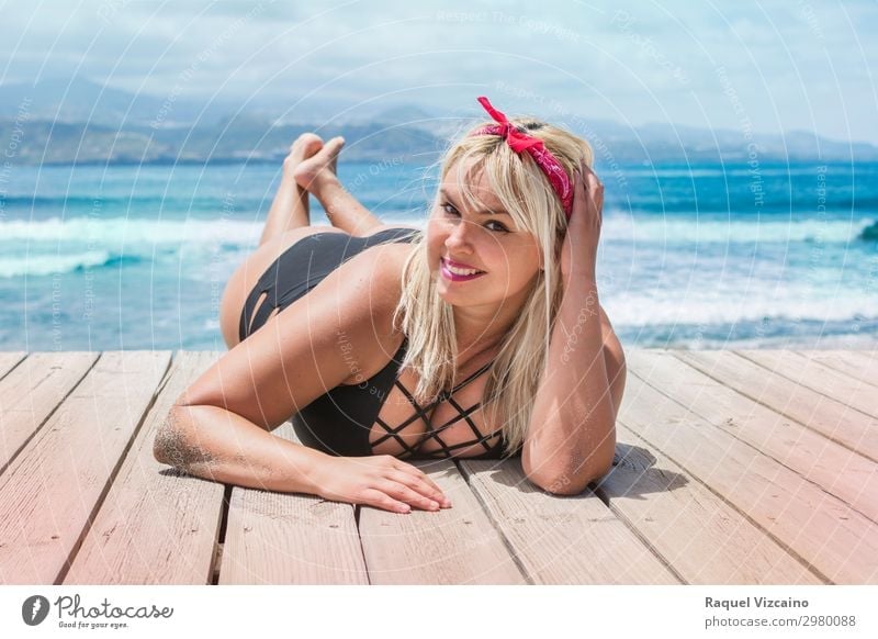 Schöne Frau im Bikini schön Wellness Ferien & Urlaub & Reisen Tourismus Sommer Sommerurlaub feminin Junge Frau Jugendliche Körper Gesicht 1 Mensch 18-30 Jahre