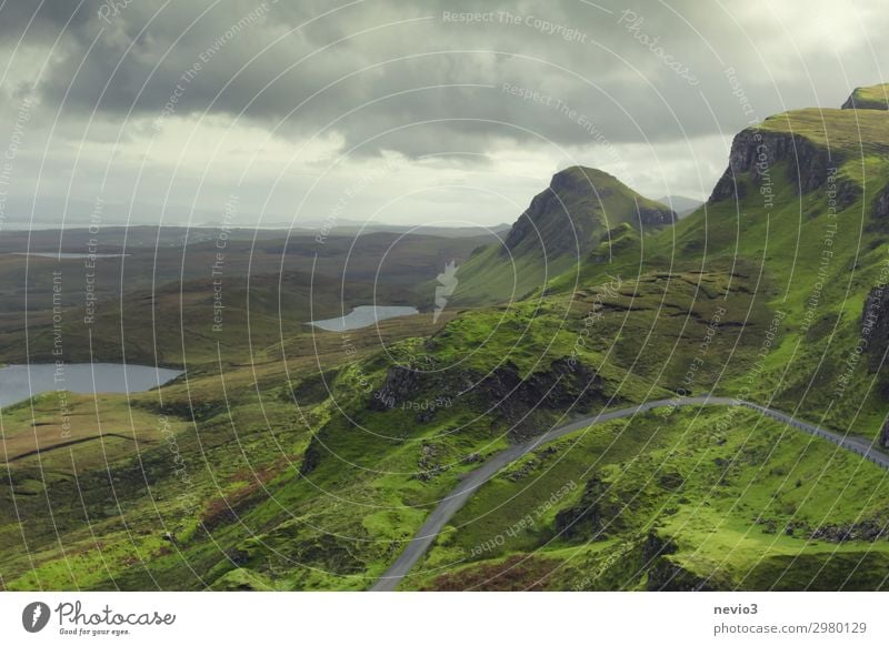 Der Quiraing Walk auf der Isle of Skye in Schottland quirierend Wanderweg aussichtsreicher Spaziergang Natur Berge Felsformationen Landschaft Trekking