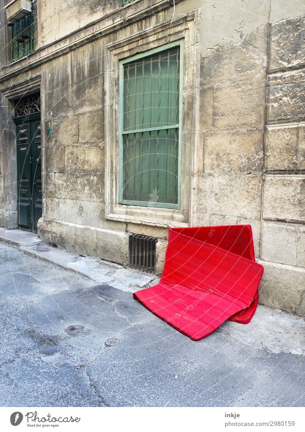 kubanische Straße Kleinstadt Stadt Menschenleer Haus Fassade Fenster Tür Gitter Bürgersteig Schlafmatratze Müll Sperrmüll alt authentisch rot