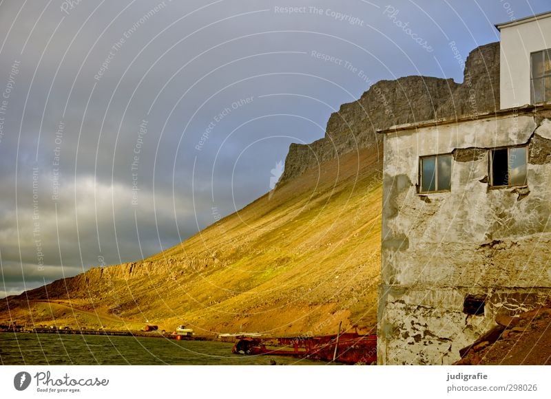 Island Umwelt Natur Landschaft Himmel Wolken Klima Hügel Felsen Berge u. Gebirge Fjord Djúpavík Haus Fabrik Bauwerk Gebäude Mauer Wand Fassade Fenster Stimmung