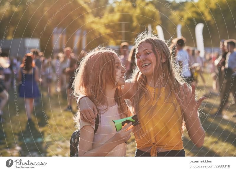 Porträt der glücklich lächelnden jungen Mädchen mit bunten Farben auf Gesichtern und Kleidung. Zwei Freunde verbringen Zeit auf holi Farbe Festival Lifestyle