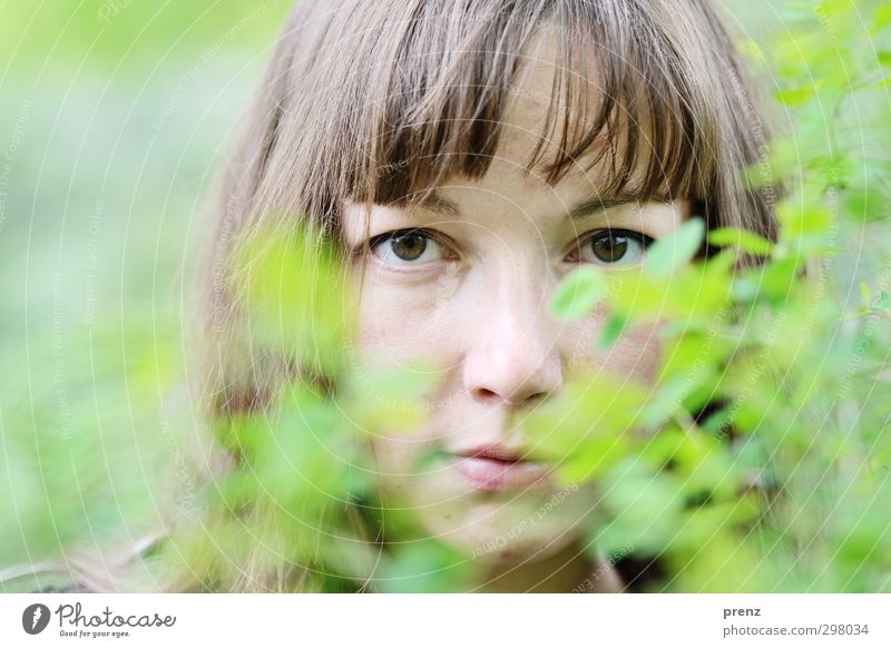 Portrait mit Grün Mensch feminin Junge Frau Jugendliche Erwachsene Kopf 1 18-30 Jahre Freundlichkeit natürlich braun grün Sträucher Außenaufnahme Farbfoto