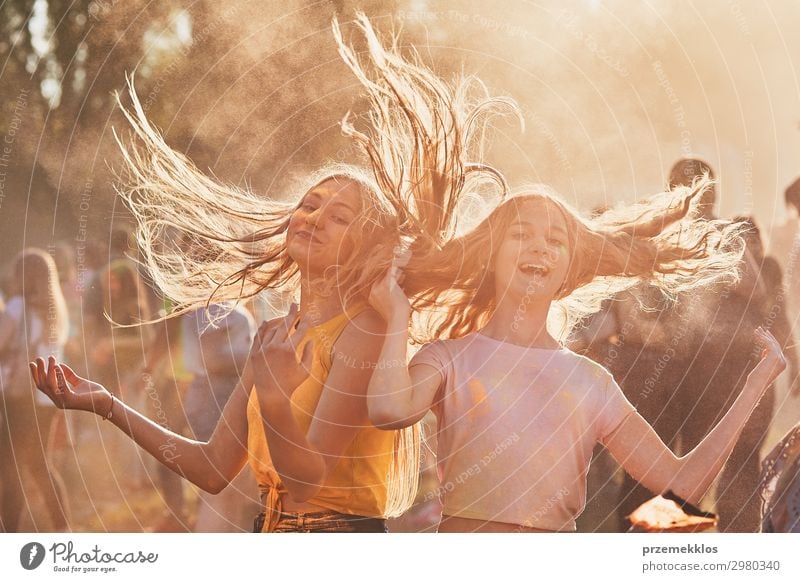 Porträt von glücklichen jungen Mädchen auf dem holi color festival Lifestyle Stil Freude Glück schön Erholung Ferien & Urlaub & Reisen Freiheit Sommer