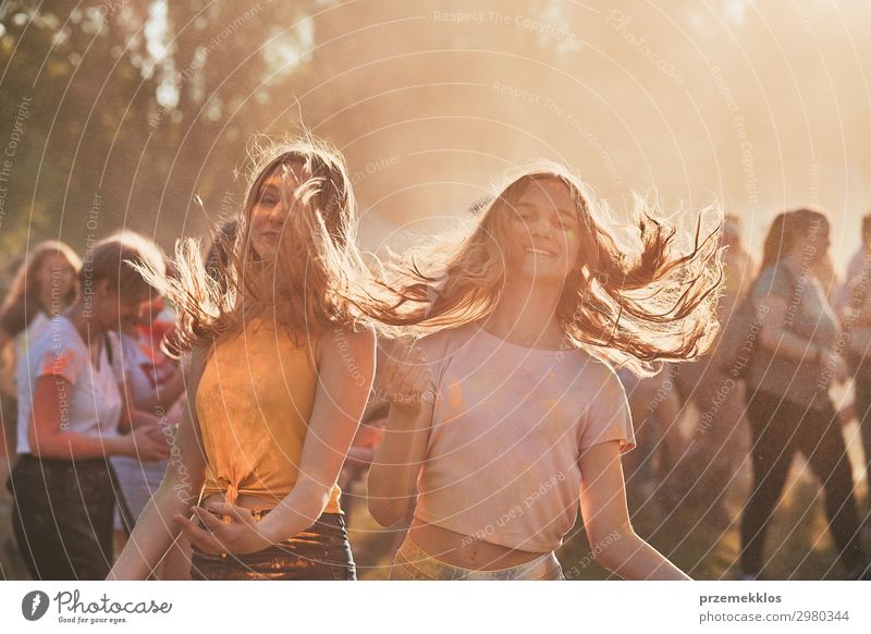 Porträt von glücklichen jungen Mädchen auf dem holi color festival Lifestyle Stil Freude Glück schön Erholung Ferien & Urlaub & Reisen Sommer Sommerurlaub