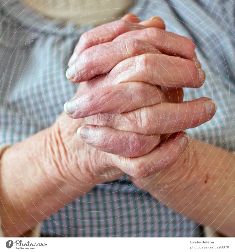Verdienter Ruhestand Gesundheit ruhig Häusliches Leben Feierabend Weiblicher Senior Frau Hand Finger 60 und älter Arbeitsbekleidung alt