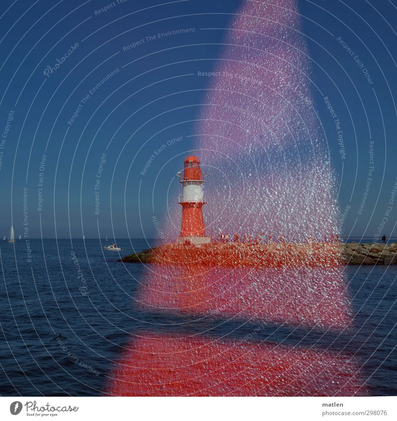 el bolo Mensch Menschengruppe Himmel Wolkenloser Himmel Horizont Sonnenlicht Küste Ostsee Schifffahrt Segelschiff Hafen blau rot Doppelbelichtung Leuchtturm