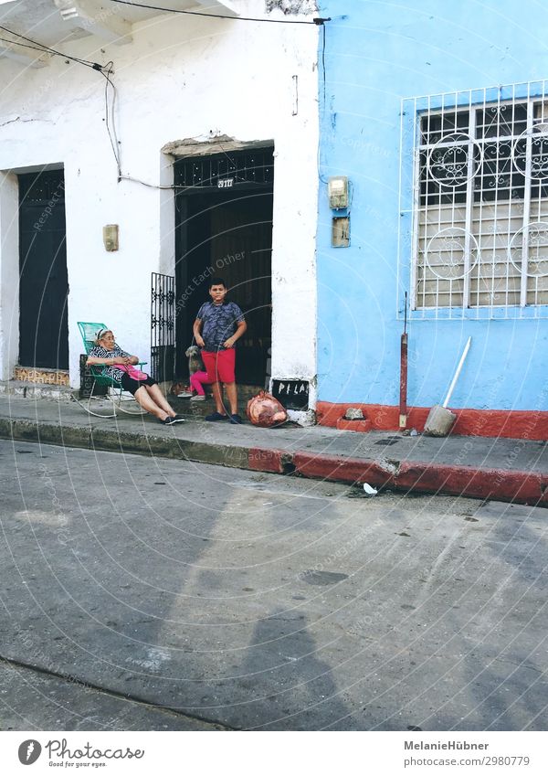 columbian street scene Mensch maskulin feminin Kind Großmutter 2 Dorf schaukeln stehen blau Kolumbien Streetlife Reisefotografie Südamerika Alltagsfotografie