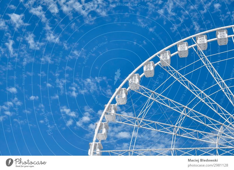 Bild eines Riesenrades gegen den blauen Himmel. Freude Freizeit & Hobby Sommer Entertainment drehen genießen hoch weiß Lebensfreude Höhenangst Erfahrung