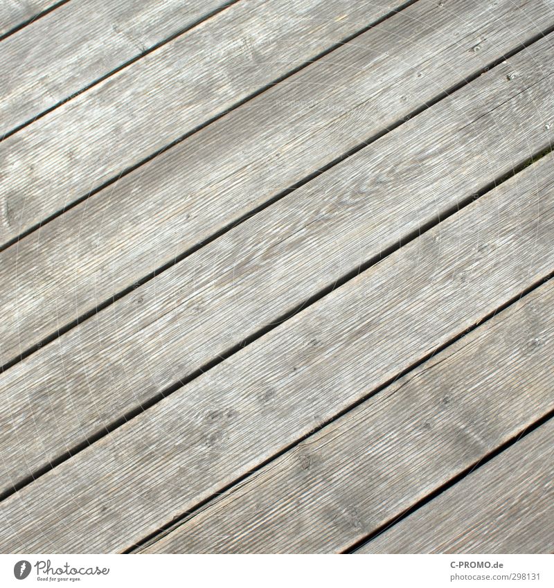 Diagonale Dielen Terrasse Garten Holz alt Holzfußboden Dielenboden verwittert Maserung grau Farbfoto Außenaufnahme Hintergrund neutral Tag