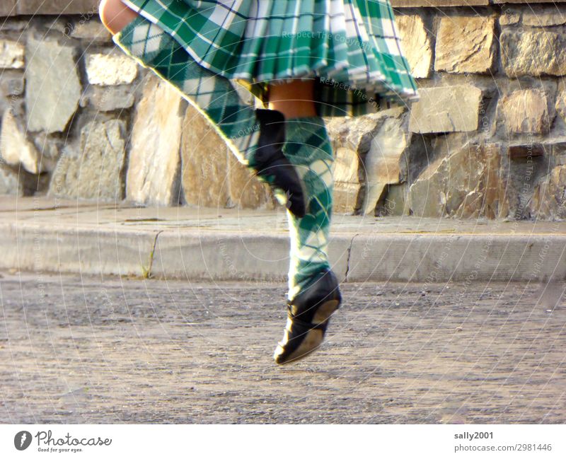 abgehoben | schottisch getanzt... feminin Mädchen Beine Fuß 1 Mensch 8-13 Jahre Kind Kindheit Straße Rock Kniestrümpfe Tanzen Bewegung elegant Freizeit & Hobby
