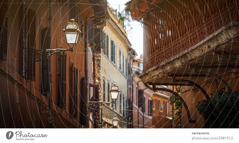 Blick auf eine Gasse von Trastevere in Rom mit alten Gebäuden schön Ferien & Urlaub & Reisen Tourismus Sightseeing Sommer Haus Lampe Kultur Landschaft Stadt