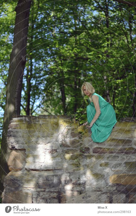 Grüne Fee Mensch feminin Junge Frau Jugendliche 1 18-30 Jahre Erwachsene Sommer Baum Wald Mauer Wand Kleid blond sitzen hoch schön grün Mode Erotik Farbfoto