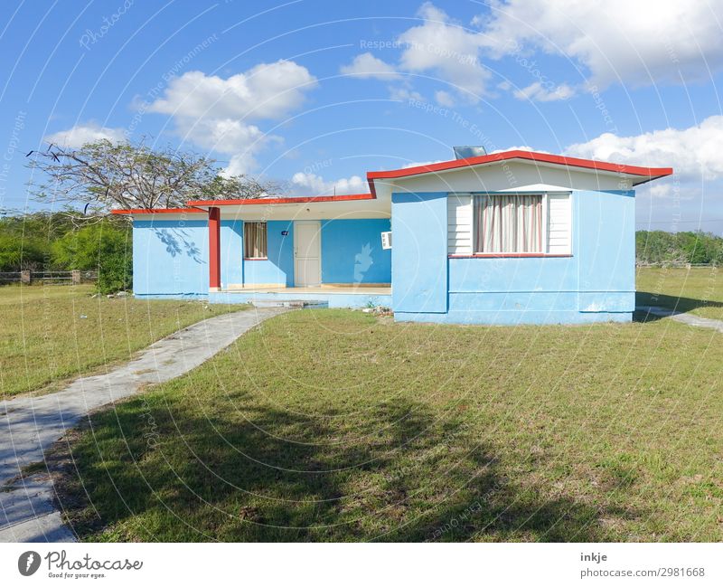 das blaue Haus in der Schweinebucht Schönes Wetter Wiese Kuba Menschenleer Einfamilienhaus Ferienhaus Fassade authentisch einfach grün Häusliches Leben