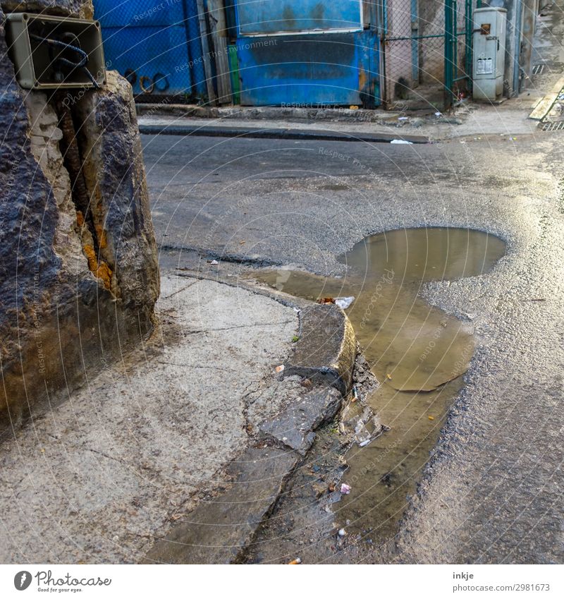 an der Ecke auf Kuba Trinidad Kleinstadt Stadt Menschenleer Verkehr Straße Straßenkreuzung Wegkreuzung Pfütze alt Armut authentisch verfallen dreckig nass