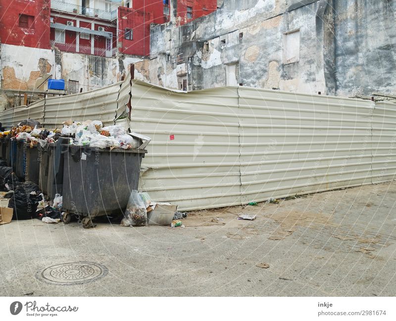 an der Ecke auf Kuba Stadt Stadtrand Menschenleer Platz Gebäude Fassade Zaun Müllbehälter Müllentsorgung Müllabfuhr authentisch überfüllt voll dreckig Armut