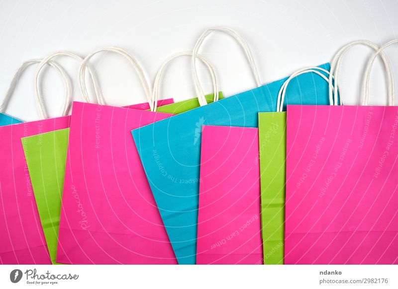 mehrfarbige Papiertragetaschen Lifestyle kaufen Design Business Tasche Verpackung Paket Sack wählen hell modern neu blau grün rosa weiß Farbe Mode Hintergrund