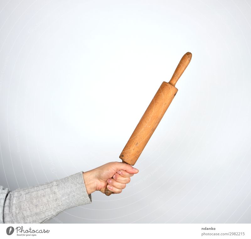 Hand hält einen hölzernen Nudelholzspanner fest schön Körper Küche Werkzeug Mensch Frau Erwachsene Arme Finger Holz festhalten groß grau weiß Kaukasier