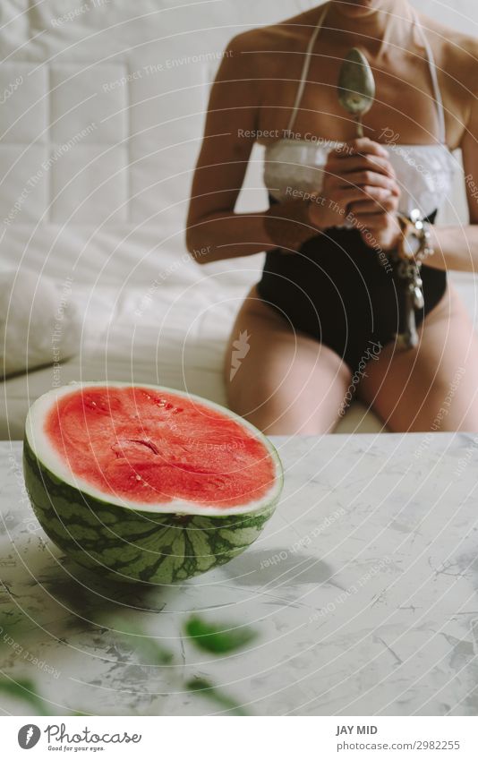 schöne Frau isst Wassermelone drinnen Lebensmittel Frucht Ernährung Essen Löffel Lifestyle Glück Sommer Mensch feminin Erwachsene Körper Hand 1 30-45 Jahre Mode