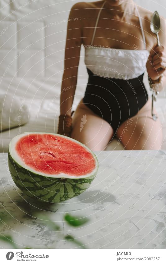 schöne Frau isst Wassermelone drinnen Lebensmittel Frucht Ernährung Essen Löffel Lifestyle Glück Sommer Mensch feminin Erwachsene Hand Beine 30-45 Jahre Mode