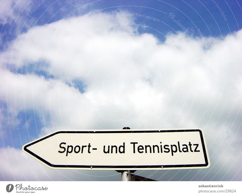 schild Tennis Wolken Freizeit & Hobby Schilder & Markierungen Sport Himmel blau