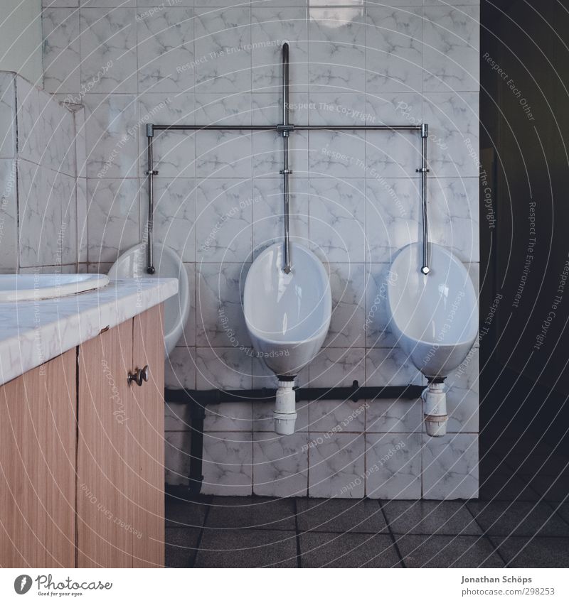3 Mauer Wand alt außergewöhnlich hässlich Toilette Pissoir Bad Männersache historisch urinieren Becken Porzellan Waschbecken ausdruckslos trist lustig ausleeren