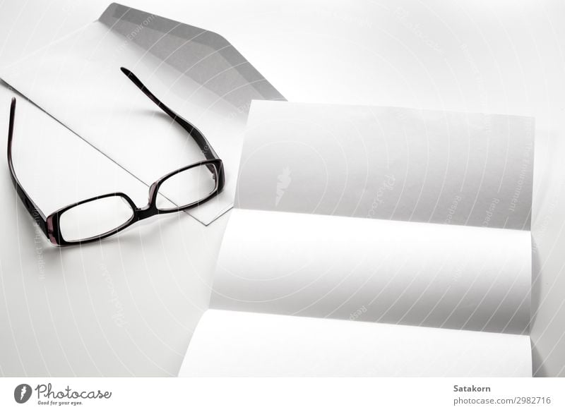 Briefpapier und Umschlag mit Brille Büro Business Papier schreiben weiß Kuvert blanko Objektfotografie Vorlage Hintergrund Schriftstück Prospekt Kulisse