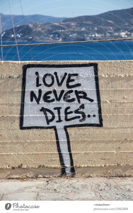 Love never dies Ferien & Urlaub & Reisen Sommer Sommerurlaub Kunst Graffiti Straßenkunst Stadt Hafenstadt Glück Hoffnung Liebe Optimismus Zufriedenheit