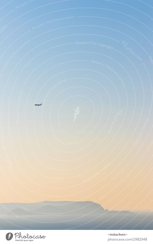 Flugzeug über einsamer Insel Himmel Verlauf blau orange gelb Meer Silhouette Nebel Ozean Mittelmeer hochkant Wasser Urlaub Sommer Ferien & Urlaub & Reisen Küste