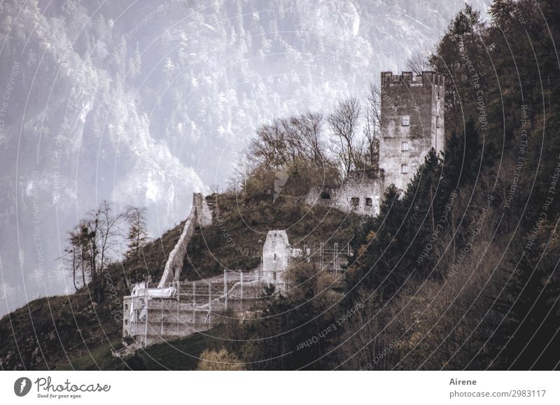 Wiederaufbau Landschaft Alpen Berge u. Gebirge Tal Berghang Burg oder Schloss Ruine Turm Baustelle Baugerüst Mauer Wand Sehenswürdigkeit bauen alt dunkel