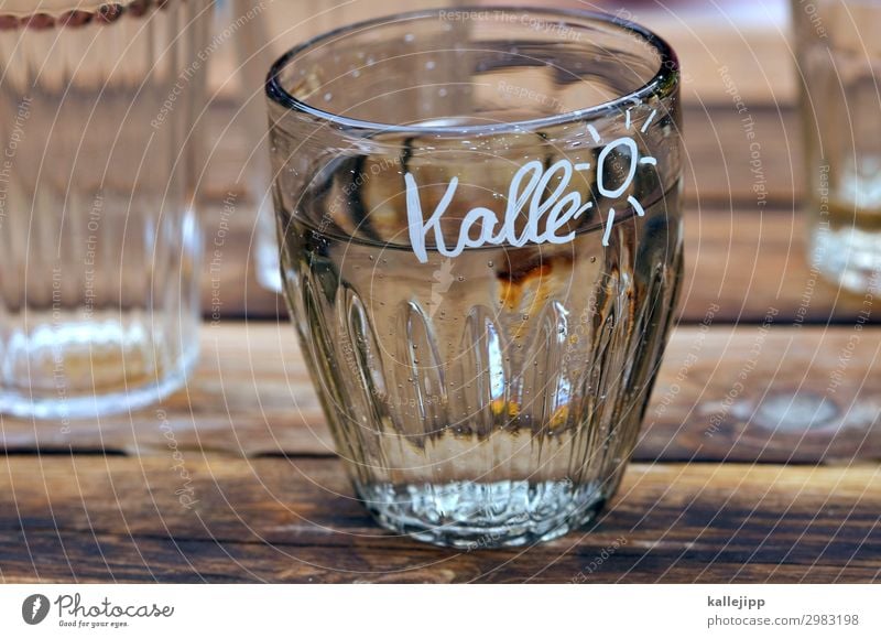 kalle´s Getränk trinken Erfrischungsgetränk Trinkwasser Lifestyle Häusliches Leben Garten Zeichen Schriftzeichen Glas Wasser Wasserglas Sonne Beschriftung