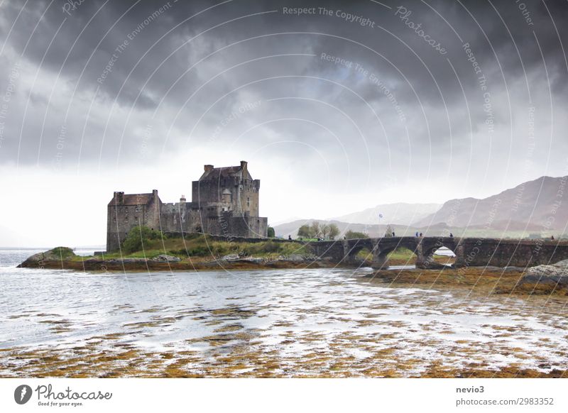 Eilean Donan Castle (Schottland) Landschaft Wolken Gewitterwolken Herbst schlechtes Wetter Burg oder Schloss Bauwerk Sehenswürdigkeit bedrohlich Bekanntheit