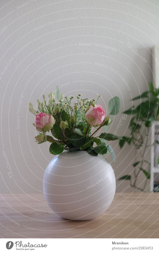 Drinnen Pflanze Blume Rose Freizeit & Hobby Freude Natur Blumenstrauß Vase Möbel Holztisch Tischplatte rosa grün weiß Esstisch Eukalyptusbaum Farbfoto