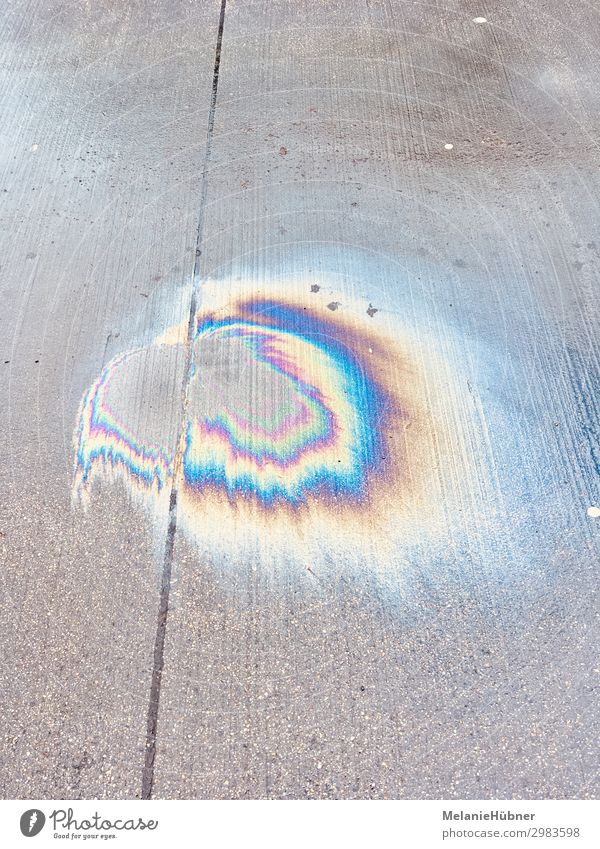 Öl auf Beton Hauptstadt dreckig Ölspur Strukturen & Formen Straße regenbogenfarben Farbfoto mehrfarbig Vogelperspektive