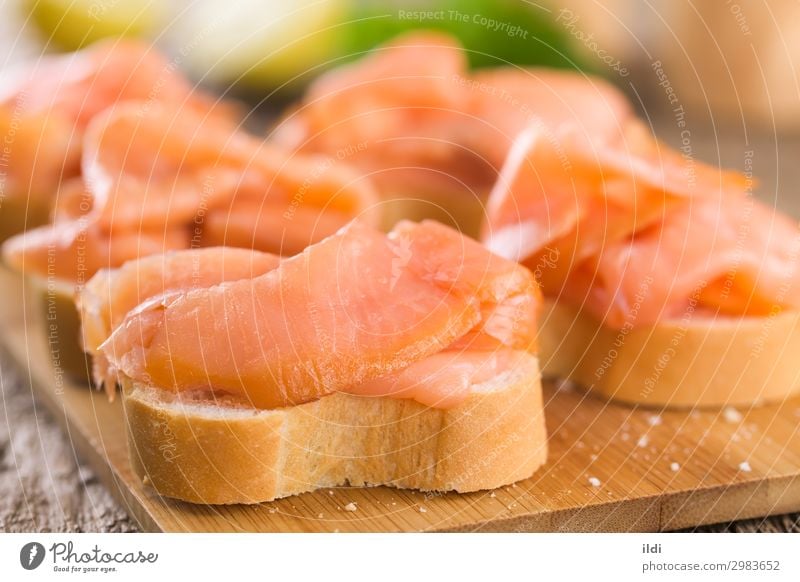 Räucherlachs auf Baguette Meeresfrüchte Brot Frühstück Büffet Brunch Gesundheit Lebensmittel Lachs Fisch geräuchert Scheibe aufgeschnitten Feinschmecker