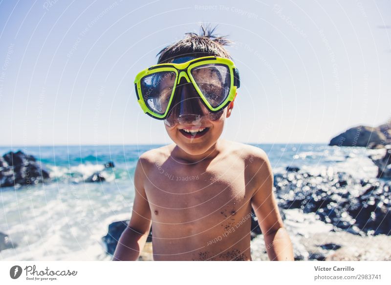 Aktive Junge Burschen an einem lustigen Strandtag im Sommer Lifestyle Wassersport Mensch Kind 1 0-12 Monate Baby Küste genießen Lächeln Coolness Gefühle