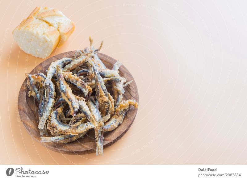 Typische Tapas von Fisch in Spanien (Pescaito frito) Meeresfrüchte Mittagessen Abendessen Diät Teller Restaurant frisch lecker grün Sardellenfilets Anchovis