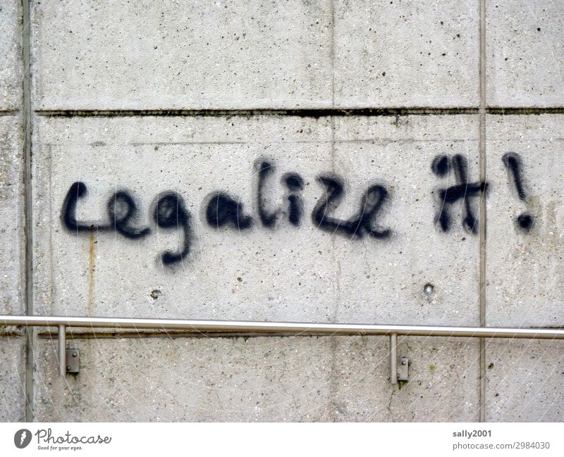 legalize it! ... Mauer Wand Geländer Betonwand Schriftzeichen Hinweisschild Warnschild Graffiti Aggression frech trashig Stadt schwarz Laster Hoffnung