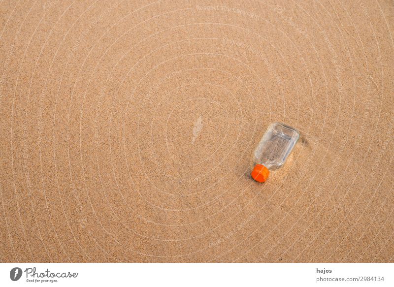 Flachmann, weggeworfen am Strand Getränk Spirituosen Sand trinken Schnapsflasche leer Müll Verschmutzung Abfall Meeresverschmutzung Umweltverschmutzung klein