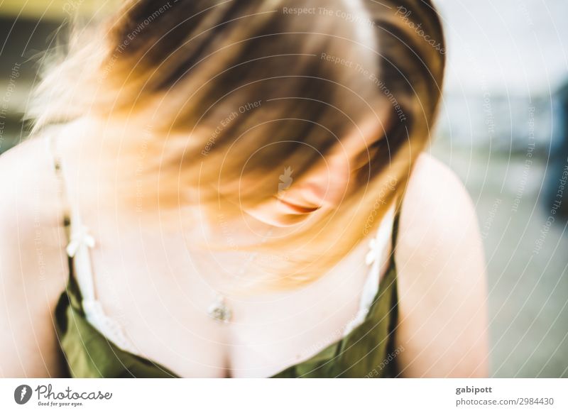 Windig | junge Frau mit wehenden blonden Haaren schön Haare & Frisuren Leben Sinnesorgane Sommer Mensch feminin Junge Frau Jugendliche 1 brünett frech