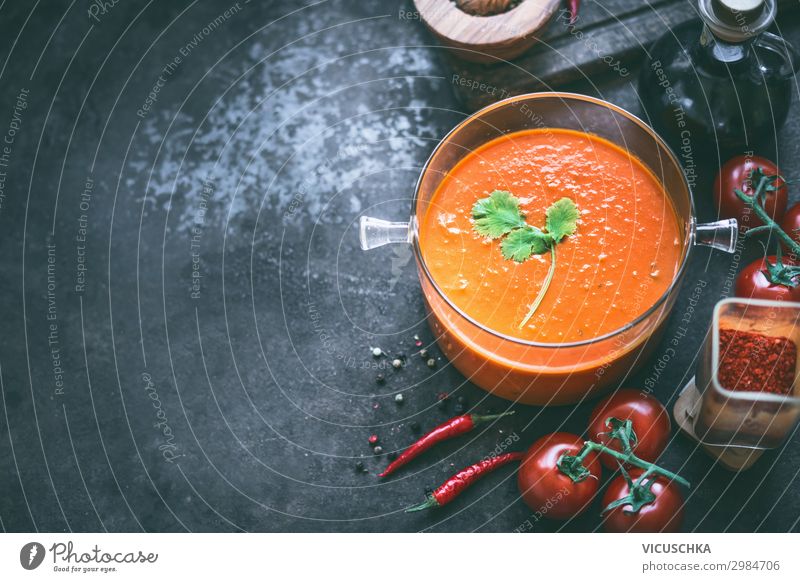 Hintergrund mit Tomatensuppe Lebensmittel Gemüse Suppe Eintopf Ernährung Mittagessen Bioprodukte Vegetarische Ernährung Diät Geschirr Topf Stil Design