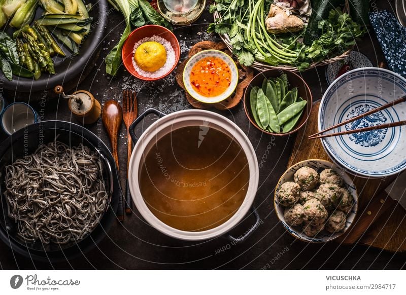 Verschiedene asiatische Kochzutaten Lebensmittel Fleisch Gemüse Ernährung Mittagessen Festessen Diät Asiatische Küche Stil Design Restaurant various asian food