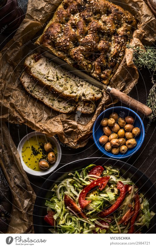 Mediterranean Lunch mit Oliven, Salat und Focaccia Lebensmittel Salatbeilage Ernährung Mittagessen Bioprodukte Vegetarische Ernährung Italienische Küche