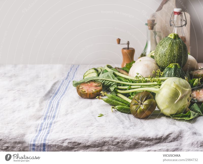 Verschiedene grüne Bio-Gemüse auf dem Küchentisch Lebensmittel Ernährung Bioprodukte Vegetarische Ernährung Diät Geschirr Stil Gesunde Ernährung Tisch weiß