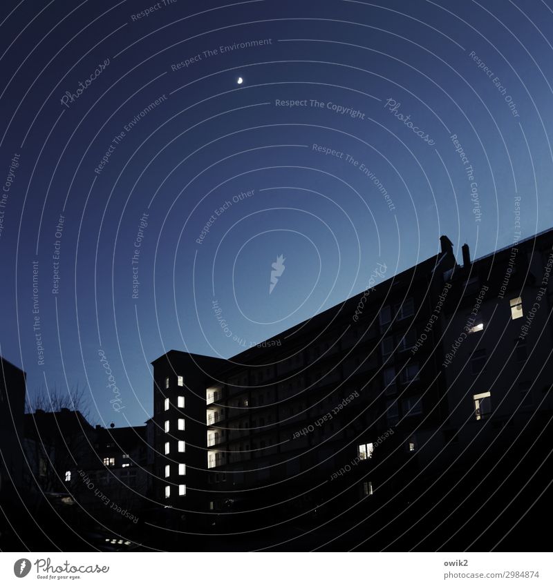Dauerlicht Bautzen Plattenbau Haus Fenster leuchten dunkel blau schwarz Mond Mondschein Farbfoto Außenaufnahme Menschenleer Textfreiraum links