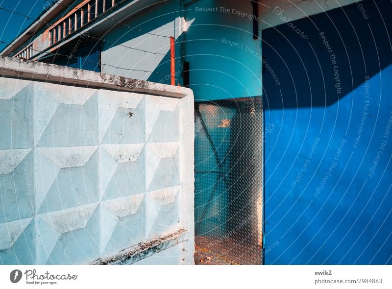 Zossen, Brandenburg Mauer Wand Fassade trist blau Konzentration stagnierend Ecke Verschwiegenheit Farbfoto Außenaufnahme Muster Strukturen & Formen Menschenleer