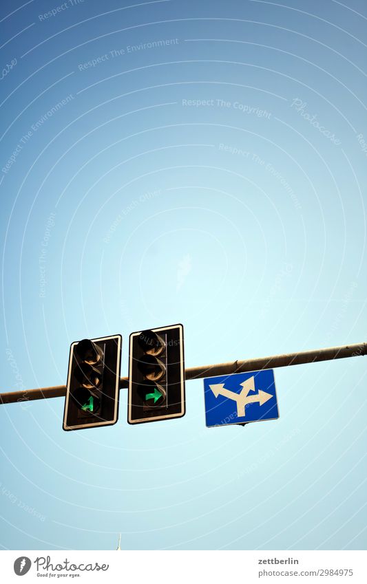 Grün für alle Ampel Verkehr Straßenverkehr Regel grün Pfeil Unfall Lichtsignal rechts links geradeaus Straßenkreuzung Wegkreuzung Orientierung Navigation Kurve