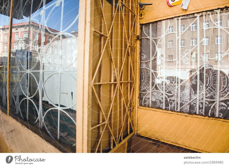Vergittertes Schaufenster alt Altstadt antik Haus legnica malerisch Polen Schlesien Stadt verfallen Wohnhaus Ladengeschäft Handel Fenster Gitter geschlossen