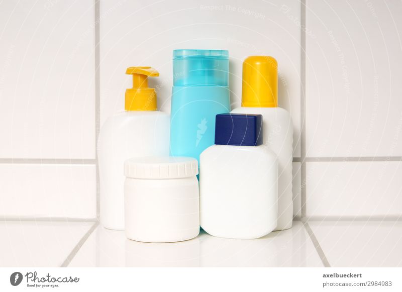 Pflegeprodukte im Badezimmer schön Körperpflege Creme Spray Aftershave Haarwaschmittel Seife Körperpflegeutensilien Fliesen u. Kacheln flüssigseife